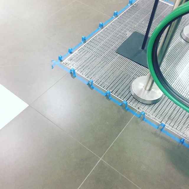 立ち入り禁止のエレベーター入口にあった水色のテープ。一体何のため！？（いずれも提供写真）