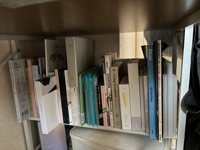 棚にもびっしりとSEVENTEENのアイテムが並んでいる／投稿主さん（@megupan_factory）提供