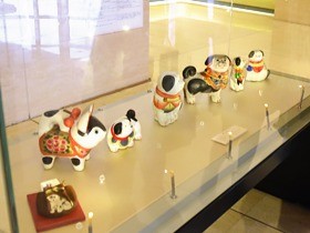犬のおもちゃは子どもたちのお守り　レトロ年賀状も紹介展示