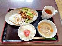 目玉焼き×炒め物の黄金コンビ　白ごはんが止まらない！？（画像提供：こんでんえいねんしざいほうさん）