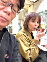 撮影後のカフェで