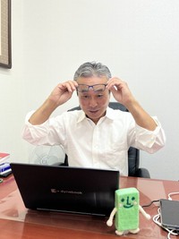 茎わかめの製造工程でバズって驚く社長＝壮関公式X（@PR_kukiwakame）より