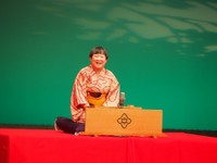 「第17回社会人落語日本一決定戦」決勝で落語を披露する立の家やよいさん