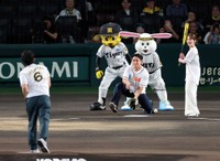 おは朝のアナウンサーたちがファーストピッチセレモニーを行う＝甲子園