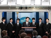 米ホワイトハウスの定例会見に参加するBTSのメンバー