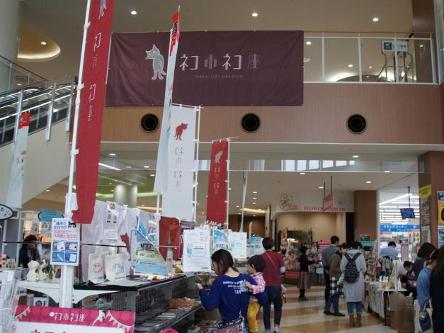 トレーラーハウスでおしゃれに猫譲渡会　ネコリパブリック