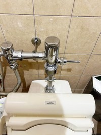 この位置にレバーがあったら手で押す？足で踏む？（kumieさんthreadsより）