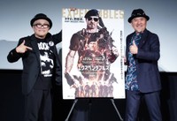 ポスターの横でポーズを決める水道橋博士（左）とつまみ枝豆