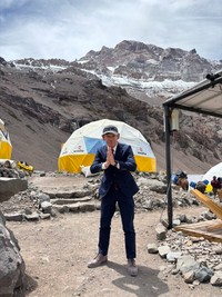 1度目の挑戦を失敗し、手を合わせて謝る佐田展隆氏（本人提供）