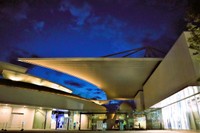 営業時間を午後9時まで延長する四国水族館