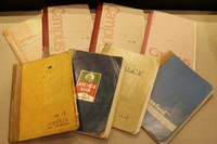 交換したノート。半世紀前のものはテープで補修し、大切に保管してきた