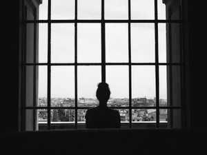 座っているだけで高い給料の社員。働く意味が薄れる会社にいる理由