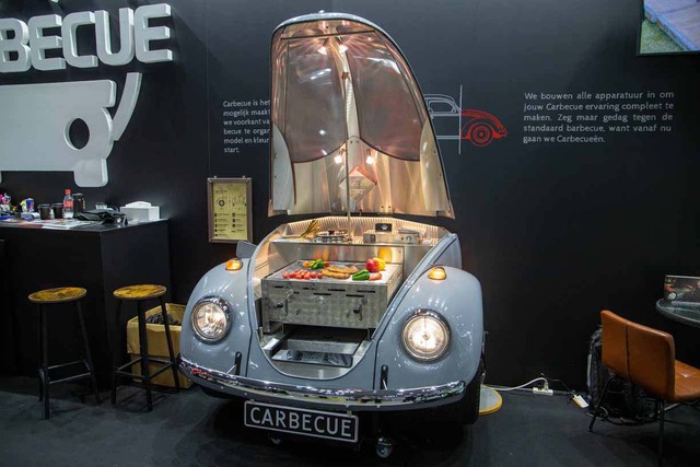 ボンネットを開けるとBBQグリルがあって不思議な感覚に