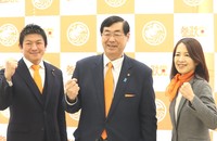 参政党の定例会見に出席した（左から）神谷宗幣副代表兼事務局長、松田学代表、赤尾由美氏＝国会内