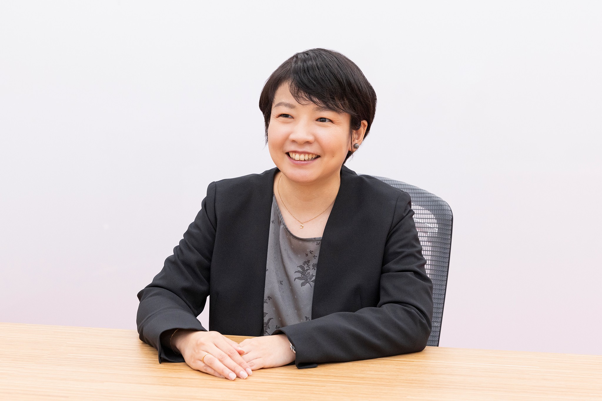 インタビューをうける幸﨑えみ子さん①