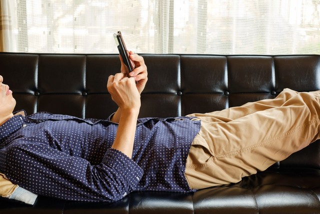 約6割のママが「夫のスマホの使い方に不満がある」と回答 ※画像はイメージです（Rummy & Rummy/stock.adobe.com/）