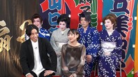 新婚のエピソードを披露する夫の辰一郎さん（手前左）と、妻のすみれさん（同右）ⓒABCテレビ