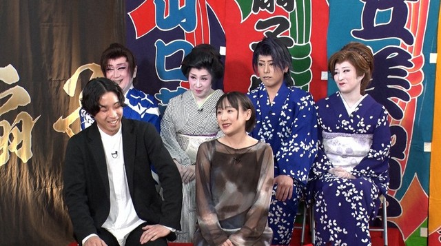 新婚のエピソードを披露する夫の辰一郎さん（手前左）と、妻のすみれさん（同右）ⓒABCテレビ