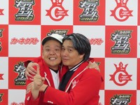 優勝を喜び合うサルゴリラ(左・赤羽健壱、右・児玉智洋）