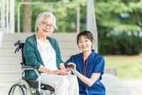介護施設に入居した家族の7割弱が「様子が分からず不安」　※画像はイメージです（buritora/stock.adobe.com）