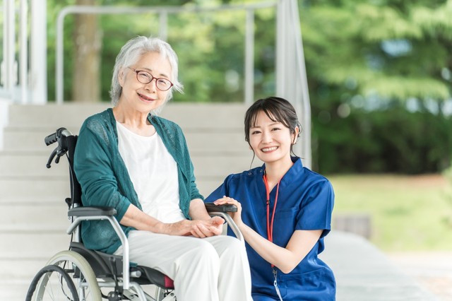 介護施設に入居した家族の7割弱が「様子が分からず不安」　※画像はイメージです（buritora/stock.adobe.com）