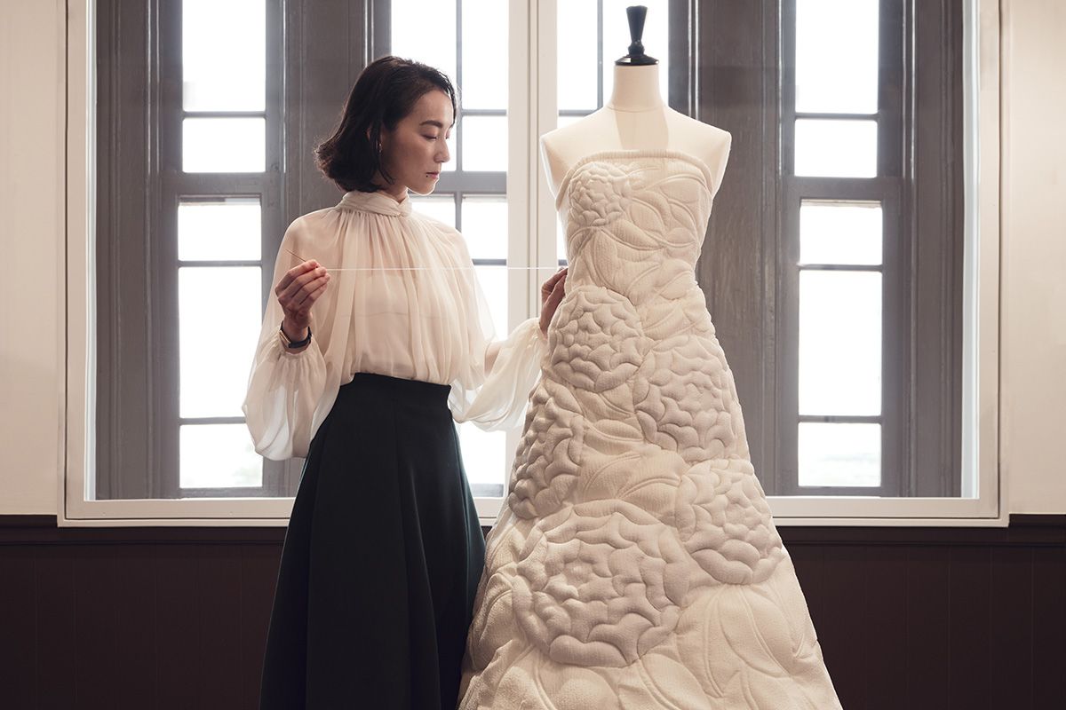 篠原ともえさんが着想を得た「光」の花瓶。フランスの装飾美術をドレス