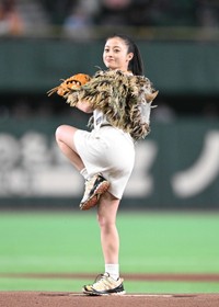 片足を上げて構える橋本環奈＝東京ドーム
