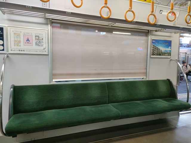 荷物棚に座席番号がある以外はいたって一般的なロングシートだ