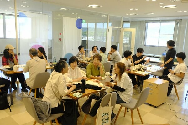 グループに分かれて新商品のアイデアを練る参加者ら（京丹後市峰山町）