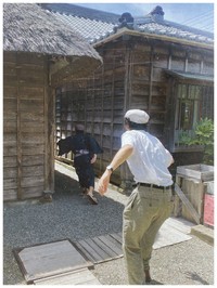 浦安市郷土博物館で「文豪の家に原稿催促に行ったら逃げられた編集者」ごっこ（提供：鰐軍壮さん）