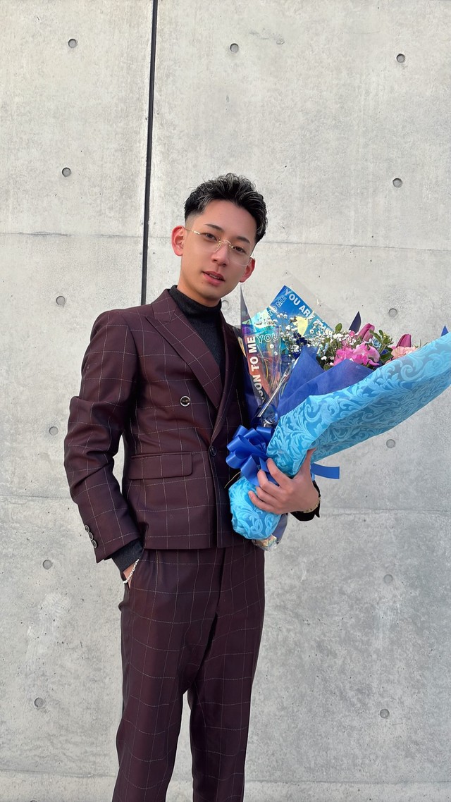 スーツ姿でも記念撮影／Rikuさん提供