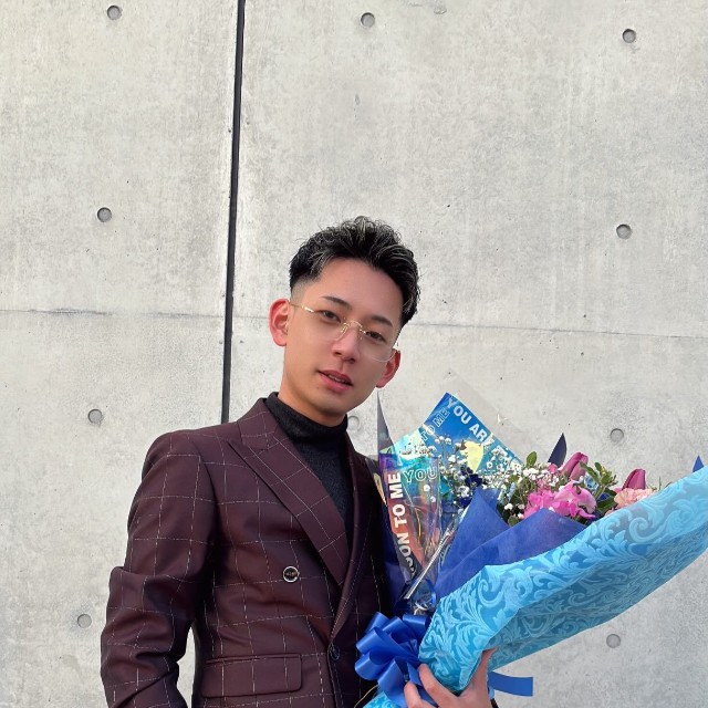 スーツ姿でも記念撮影／Rikuさん提供