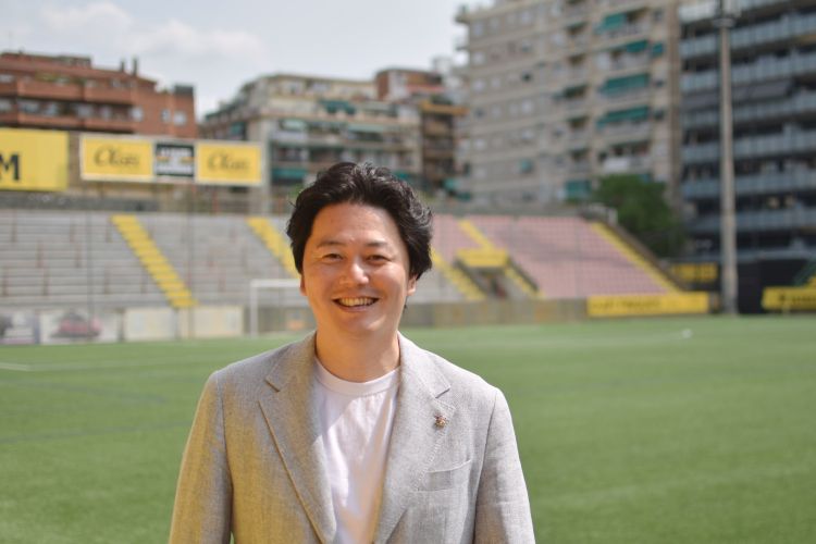 スペイン・バルセロナにあるUE・サン・アンドレウのホームスタジオを訪れた鈴木氏＝2025年6月