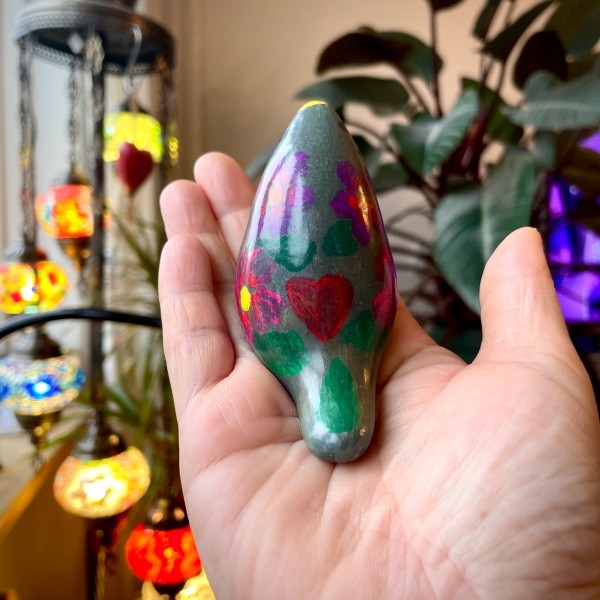 鳥の泥だんご。絵の具も光らせることができました（画像提供：noriko 世界泥だんご協会会長（仮）さん）