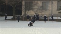 総社市の小学校の校庭が真っ白に