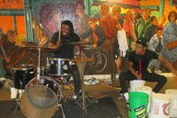 42丁目駅の構内ではいつも誰かが何かを披露している。この日はドラム演奏だった=2025年10月、ニューヨーク