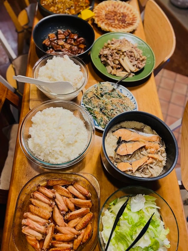 奥側には炊き込みご飯や餃子、サラダなども並んでいた／for kids!こどもお菓子教室　前橋市さん（@makiforkids）提供
