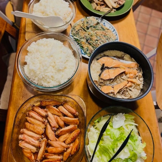 奥側には炊き込みご飯や餃子、サラダなども並んでいた／for kids!こどもお菓子教室　前橋市さん（@makiforkids）提供
