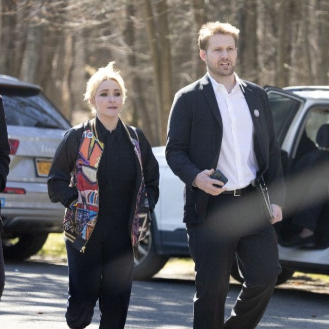 ヘイデン・パネッティーアさん（左）とブライアン・ヒッカーソン