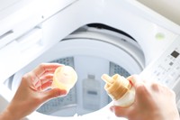 柔軟剤の入れるようを間違えると、タオルや下着が吸水しなくなるってホント？！※画像はイメージです（stock.adobe.com/webbiz）