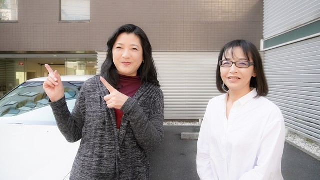 伊藤かずえさん（左）と、動画初登場の妹の陽子さん（ホリプロ提供）