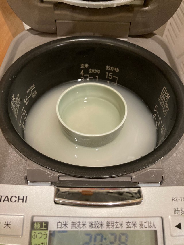 炊飯器のなかに器…？（画像提供：ちひろさん）