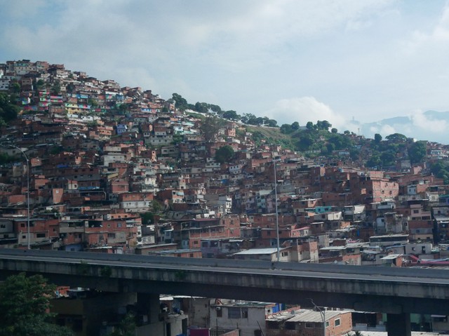 「悪 vs. 正義」の構図を超えて　ベネズエラの「コムーナ」が問う人間の尊厳と民主主義