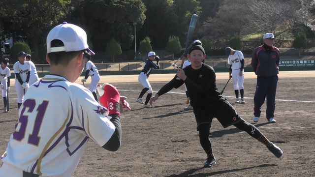 巨人などで活躍した矢野謙次さんによる野球教室　小中学生や女子硬式野球部を指導　香川・観音寺市