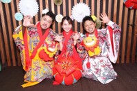 沖縄ミスコン界の3冠女王（中央）と、離島生まれのミーハーボーイ（左）の新婚さん＝「新婚さんいらっしゃい！」8月17日放送回よりⓒABCテレビ