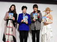 キックオフイベントに登場した（左から）足立梨花、小池百合子都知事、吉田尚記アナウンサー、えなこ＝2018年