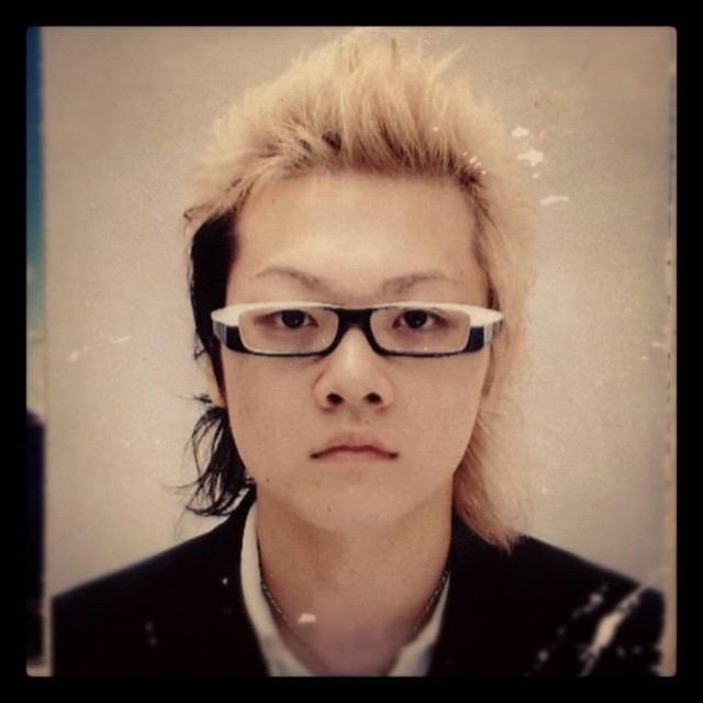 コメント欄をザワつかせていた、19歳当時のモヒカンヘアの姿／尾松さん（@yota_enne_ricca）提供