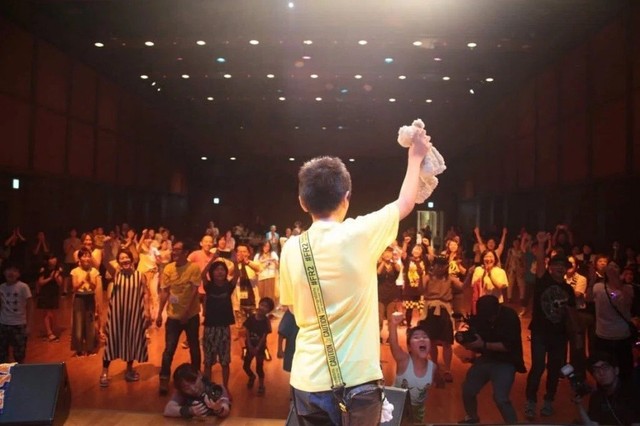 子どもたちは自作の絵本を販売したり、段ボールを壊してストレスを発散するブースを作ったりした