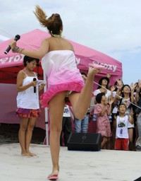 イベントにミニのワンピースで登場しチラリと覗かせる場面も(2009年)
