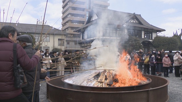 岡山市の宗忠神社で行われたどんど祭